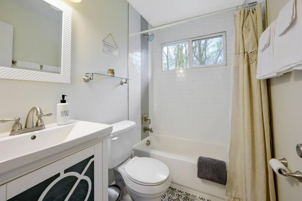 Cozy 3 Bedroom Cottage With Huge Fenced-In Yard Raleigh Exterior photo