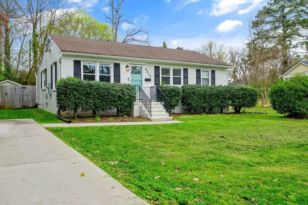Cozy 3 Bedroom Cottage With Huge Fenced-In Yard Raleigh Exterior photo